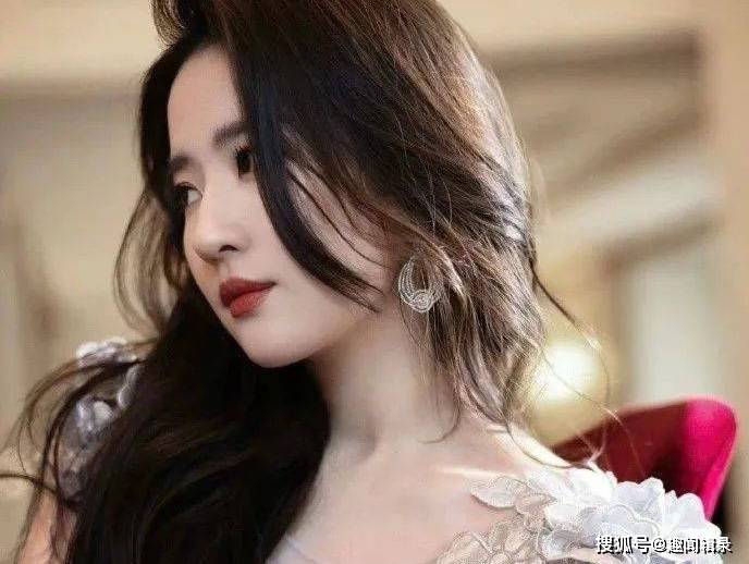 刘亦菲早年跟小姨合影,无美颜滤镜的年代,小姨竟比妈妈还漂亮!_周雯琼_刘晓莉_气质