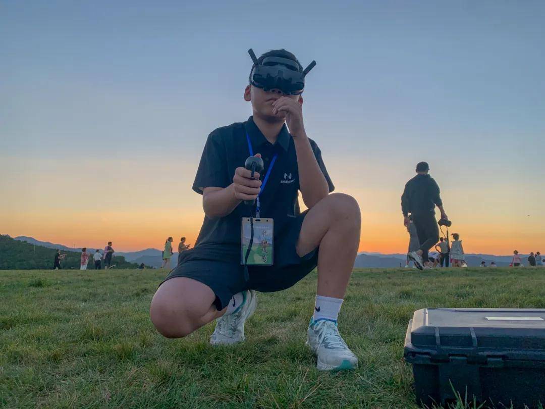 南阳6名摄影师受邀参加"中原四省百架无人机聚焦太行五指山"活动