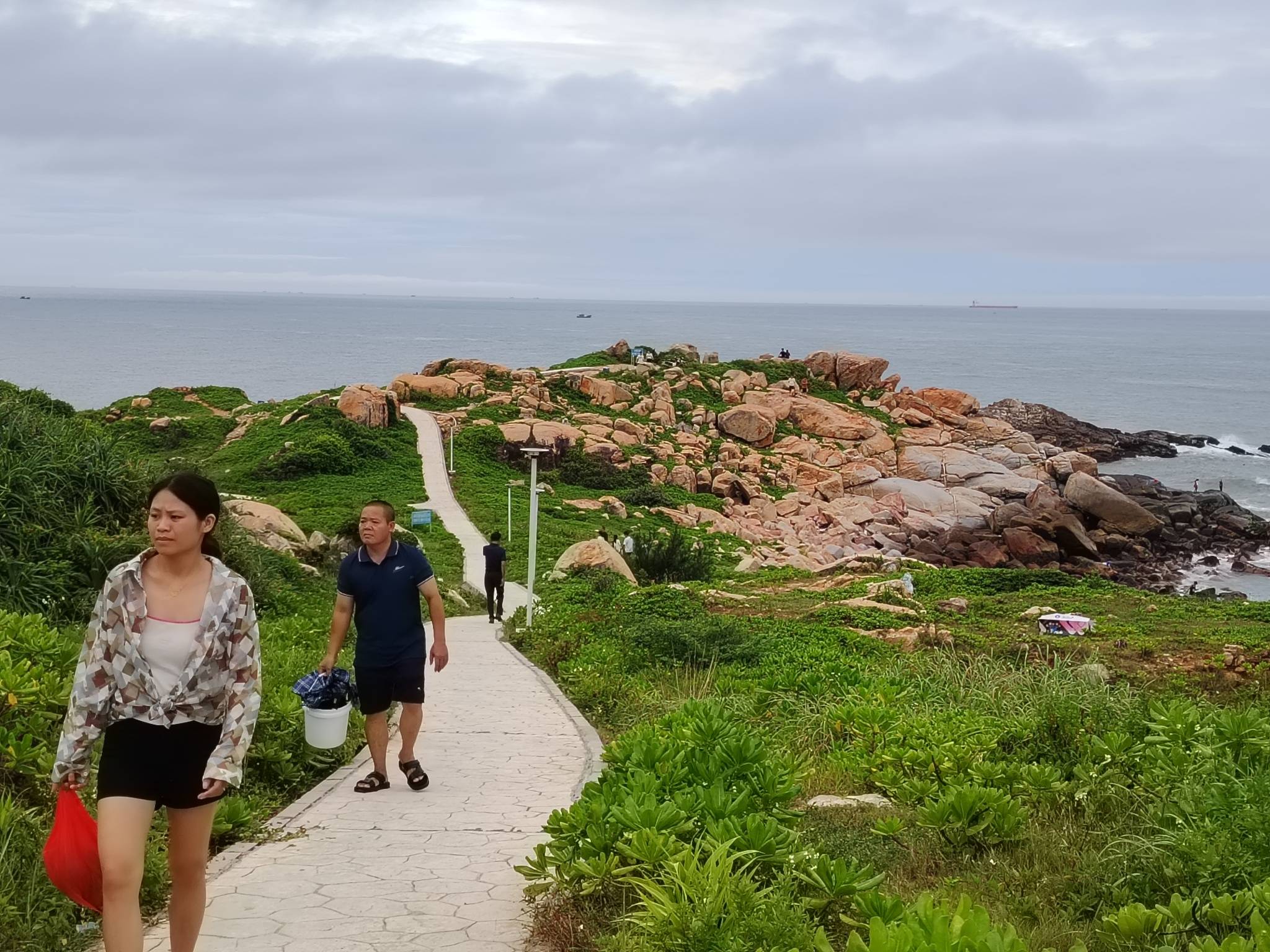 诗句:"天涯有奇景,海角出甘泉",集奇泉,奇人,奇联"三奇"传说于一身,"