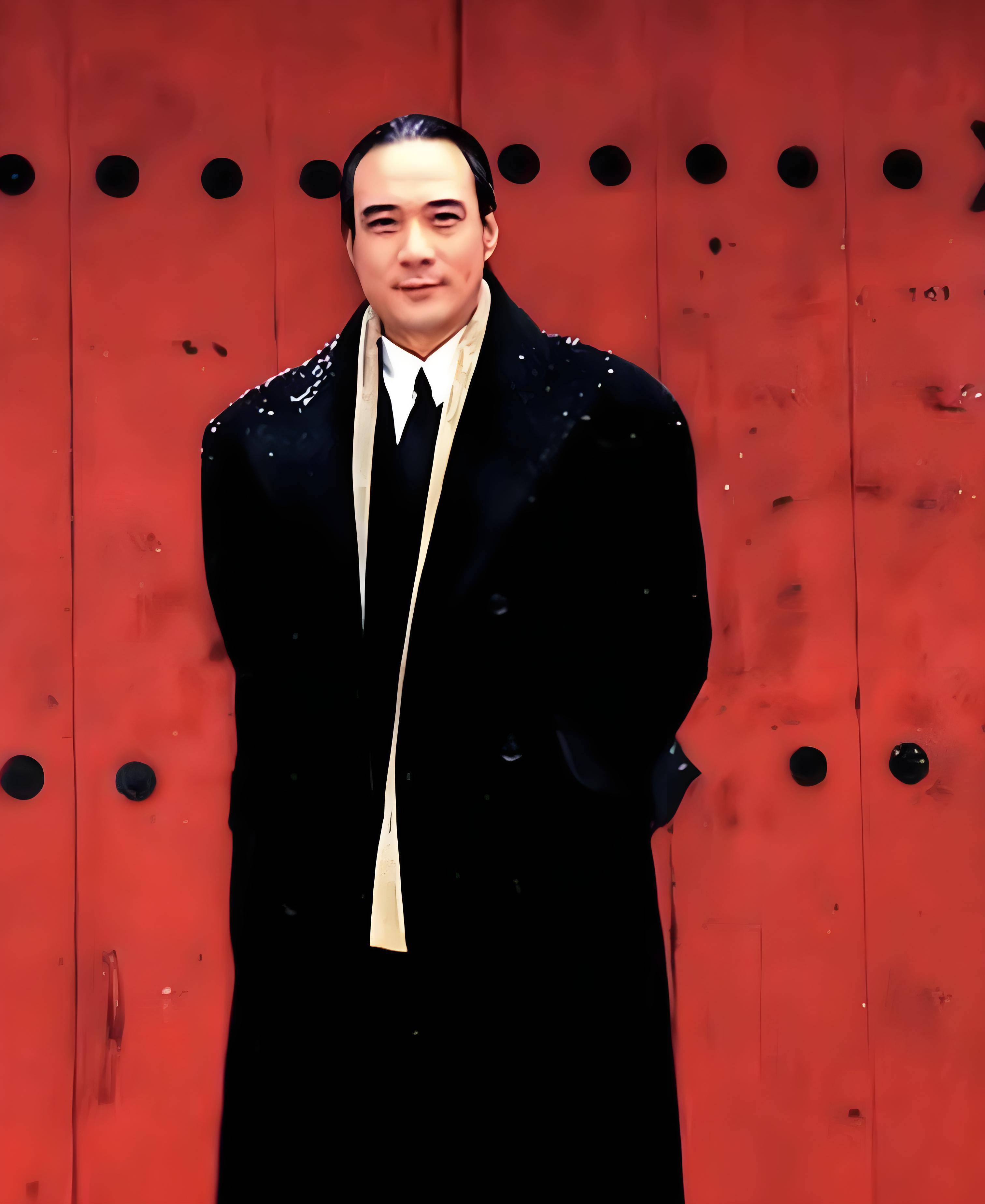 他是著名老戏骨,二婚娶小30岁娇妻,61岁生儿子,与孩子相差60岁