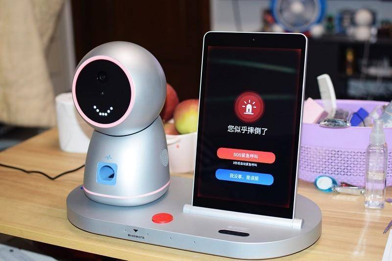 独居养老解决方案- 优得护养老陪伴机器人上手体验