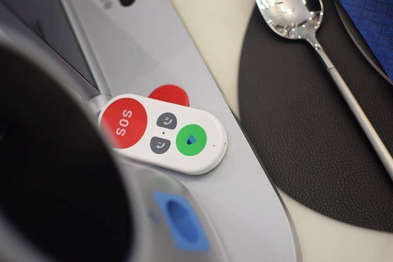 独居养老解决方案- 优得护养老陪伴机器人上手体验