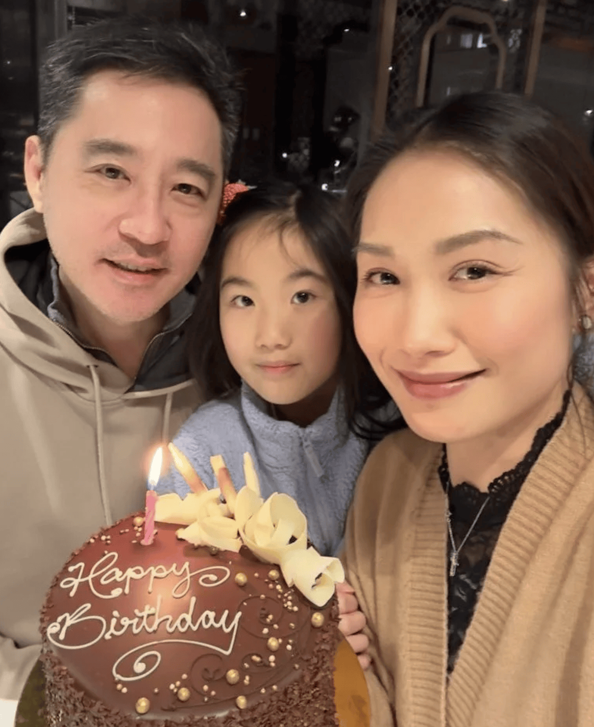 袁彩云带女儿回香港探亲,称想复出拍戏,嫁到加拿大15年没工作