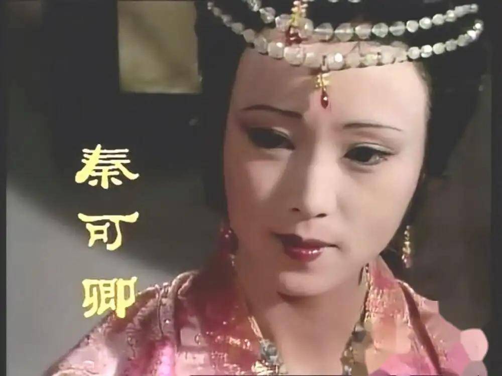 看到张蕾的现代装照片,才知秦可卿的妆造,严重限制了她的美貌