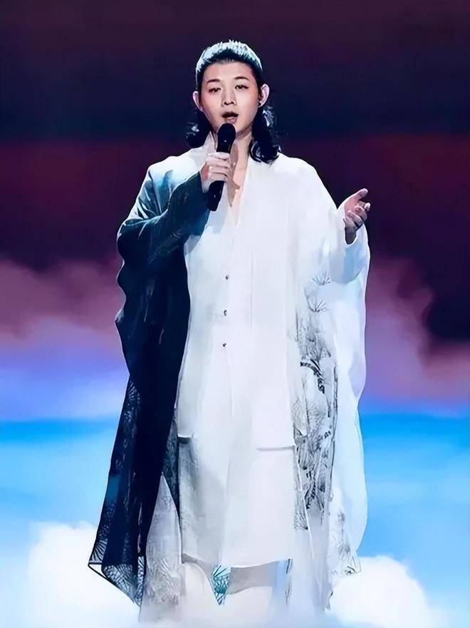 他用《卷珠帘》等歌曲,让观众重温了他独特的音乐魅力,证明了自己的