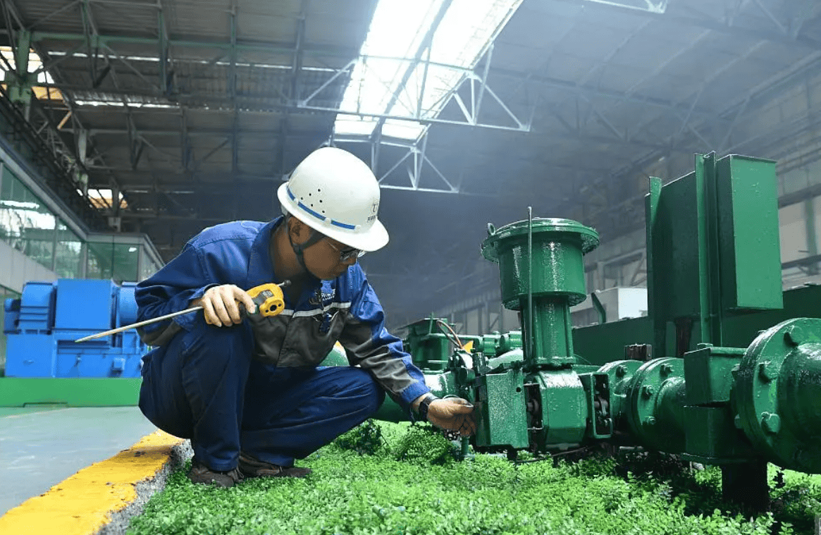 智能的设备研发……他就是扎根荣程集团天荣公司轧钢厂高速线材生产线