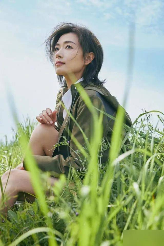 万茜自曝上学时没人追,看清她的校服照后,网友:这谁敢追啊!