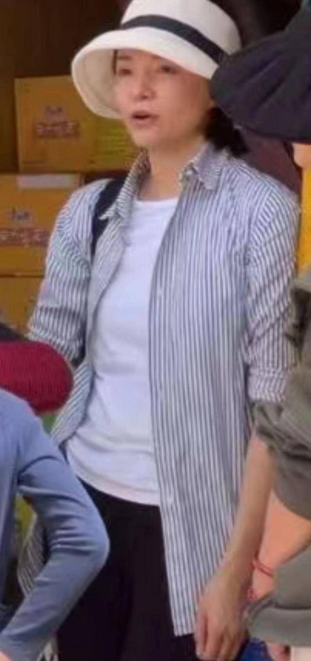 50岁董卿带10岁儿子游布达拉宫,手臂骨瘦如柴,晒得黝黑好接地气