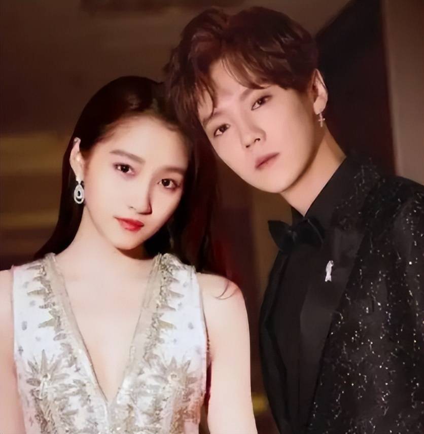 鹿晗,关晓彤私下视频曝光,甜蜜同框,情侣默契引人羡慕