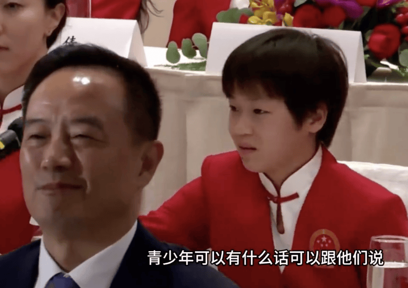 原创            笑喷！全红婵被要求起立回答太紧张 网友热议：像极上课被点名的我-全红婵是她的名字吗