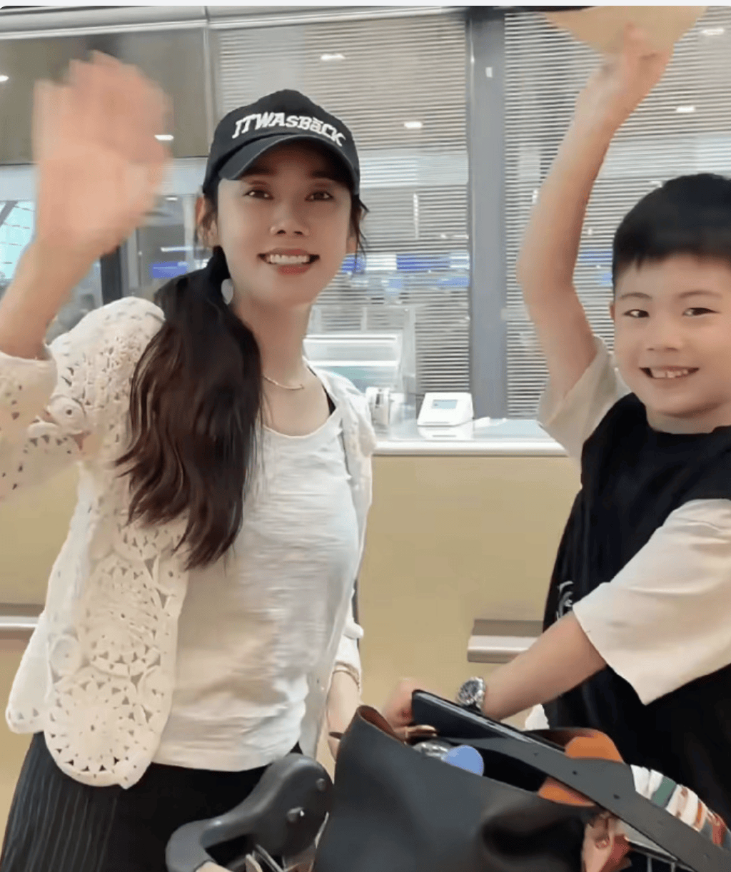 秋瓷炫带孩子去迪拜:孩子坐在箱子上太可爱,45岁的她皮肤像少女
