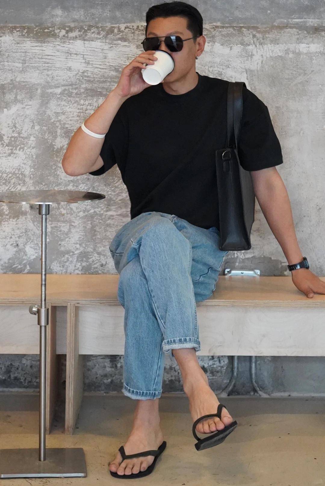 男人穿牛仔裤时不要配皮鞋拖鞋换成这些更高级