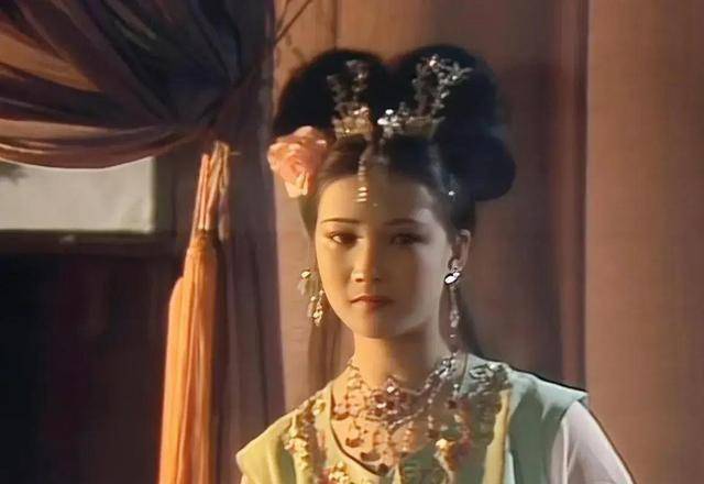 凑巧还是命中注定?看到年轻时的何晴,才知她为啥与四大名著结缘