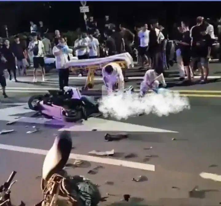 广东中山鬼火少年飙车相撞.伤亡不明!现场惨不忍睹!