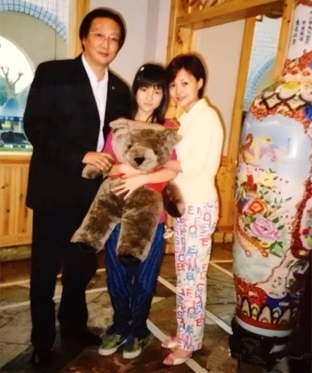 破鼓万人捶!郭美美9个月后又开启炫富模式,百万存款几套房