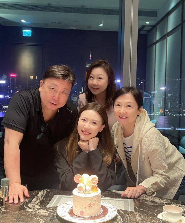 王子涵分享一家四口合照,与爸爸王晶,姐姐王佟艺一起为妈妈丁德君庆祝