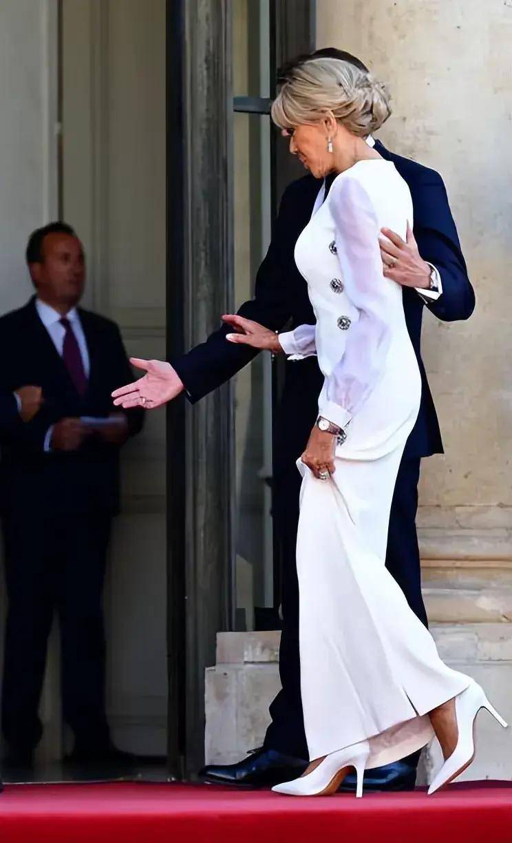 前法国总统萨科齐夫妇出席国宴!57岁布吕尼穿白裙太美,超模依旧