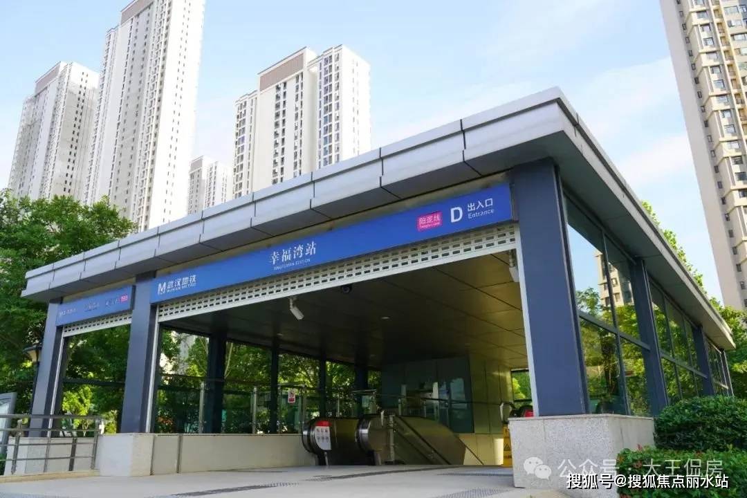 双地铁口:项目距离21号线幸福湾站约300米,1号线藤子岗站约800米.