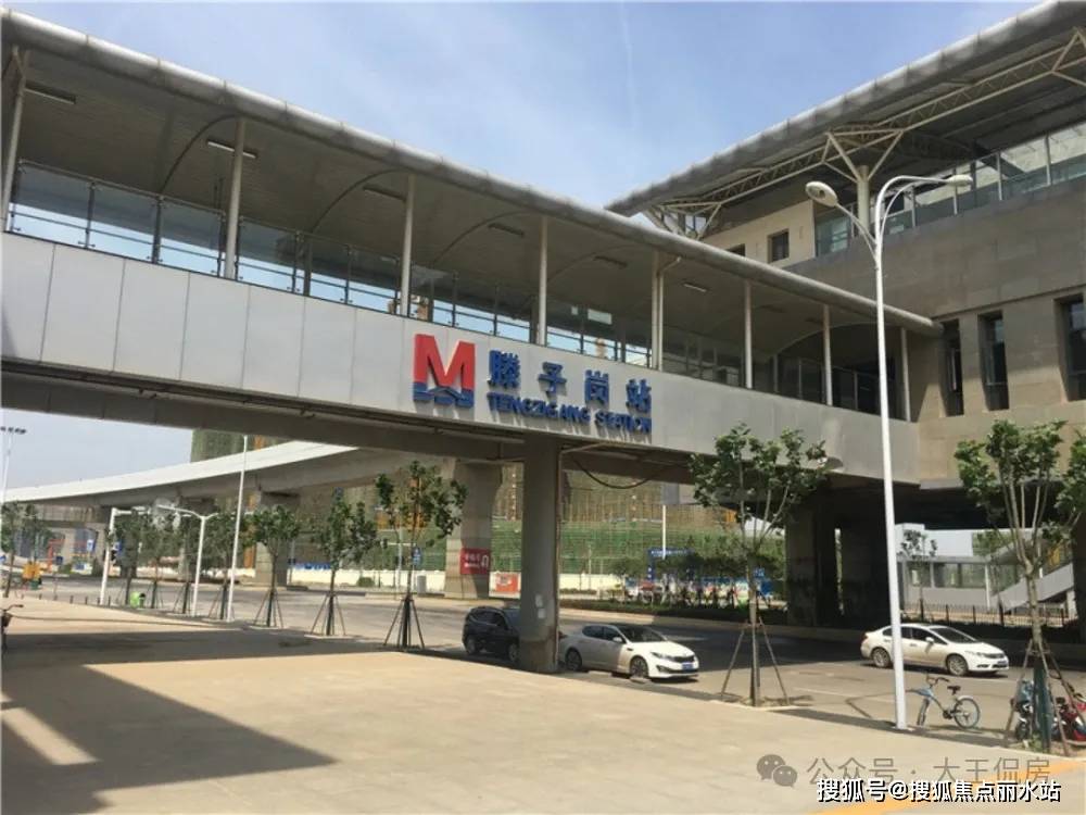 双地铁口:项目距离21号线幸福湾站约300米,1号线藤子岗站约800米.