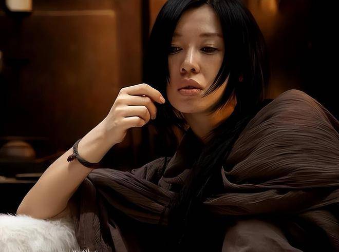 她曾被黄渤吻到害羞,与导演同居12年遭抛弃,今47岁身价高达40亿_余男