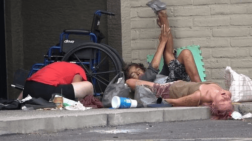 美国流浪汉的背后:是什么原因让他们破产,流落街头?