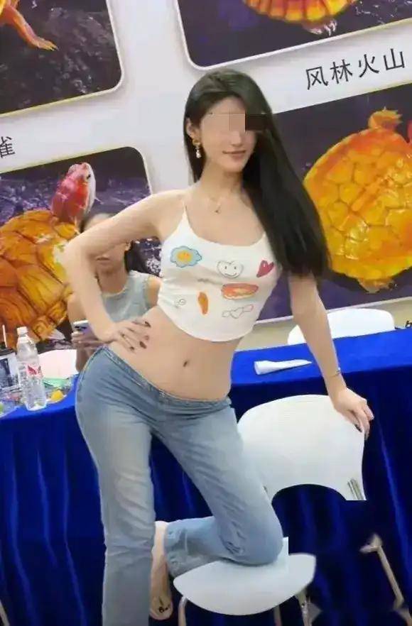 原创            成都车展一女子躺车顶肆意摆大尺度动作，是卖车还是卖相，引网友争议-成都车展2021mpv