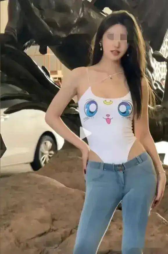 原创            成都车展一女子躺车顶肆意摆大尺度动作，是卖车还是卖相，引网友争议-成都车展2021mpv