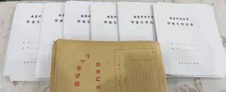 毕业证书与学位授予学员在完成规定学分并顺利通过所有考试后,将由