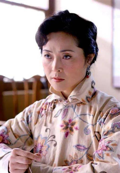 出道30年零绯闻,演了165部戏,却没人说的出她名字,戏红人不红_方晓莉