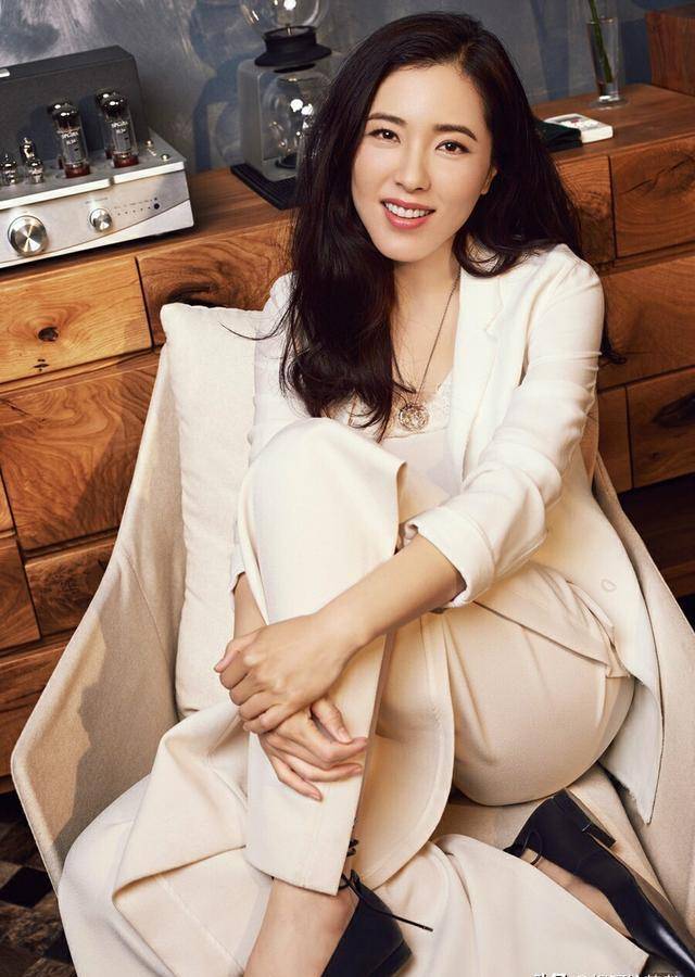 同样自然老去,47岁曾黎和赵丽颖同框,才知气质美和脸蛋美的区别