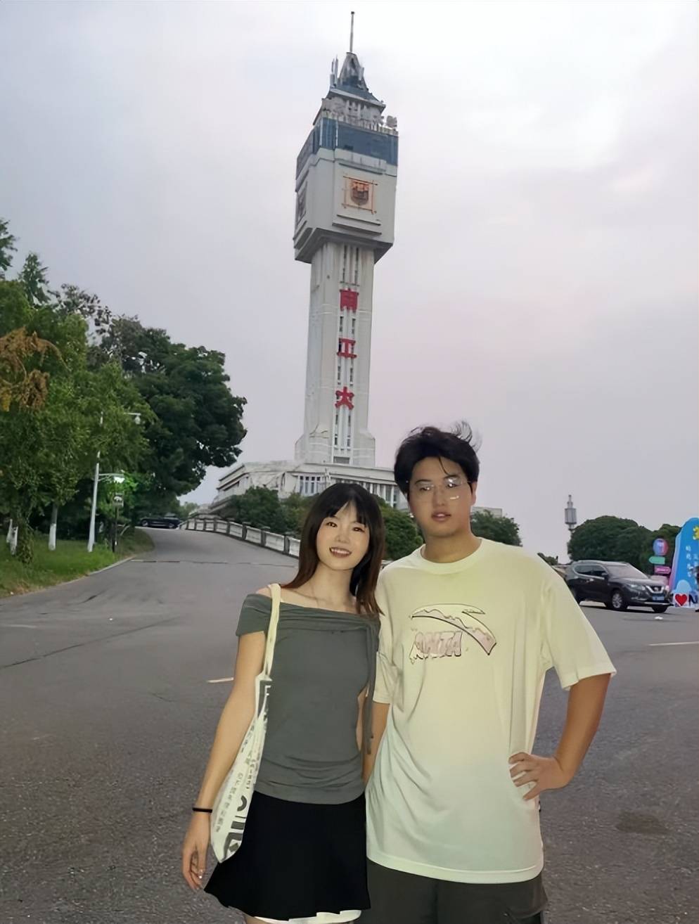 原创            “亲爱的小孩回来了！”南工大10年前寻找的孙卓，背书包前来报到-亲爱的小孩 剧组