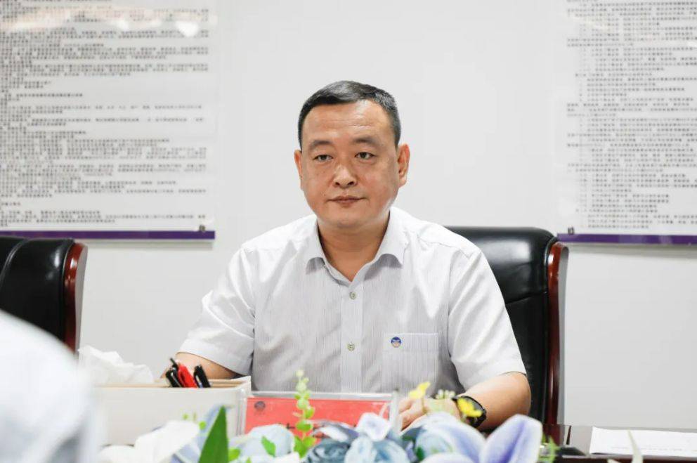 技术开发公司党委副书记,总经理吕丽娟主持座谈会,北京微构公司应用