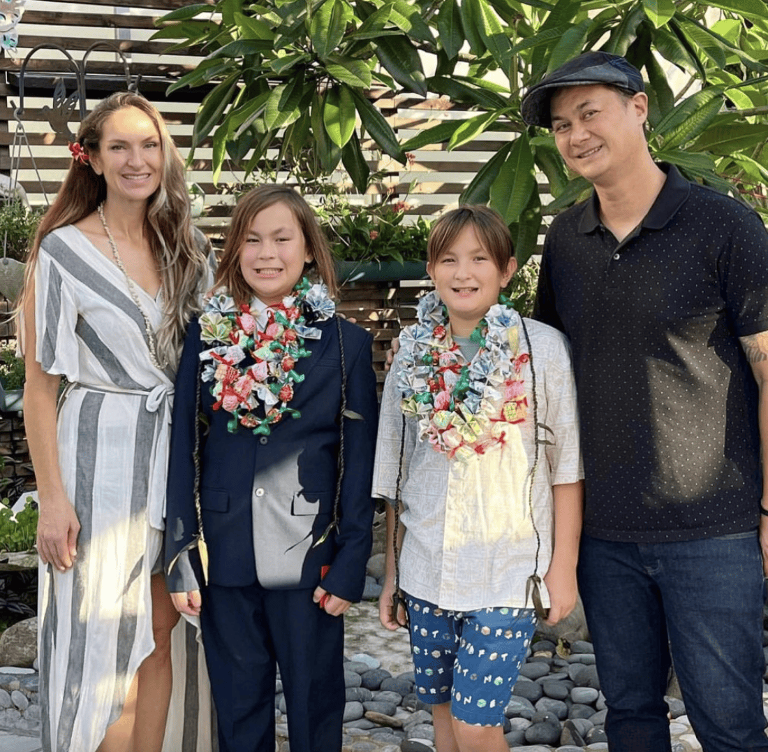 许冠杰庆祝76岁生日，三代同堂外出吃饭，混血双胞胎孙子长发披肩-许冠杰演唱视频