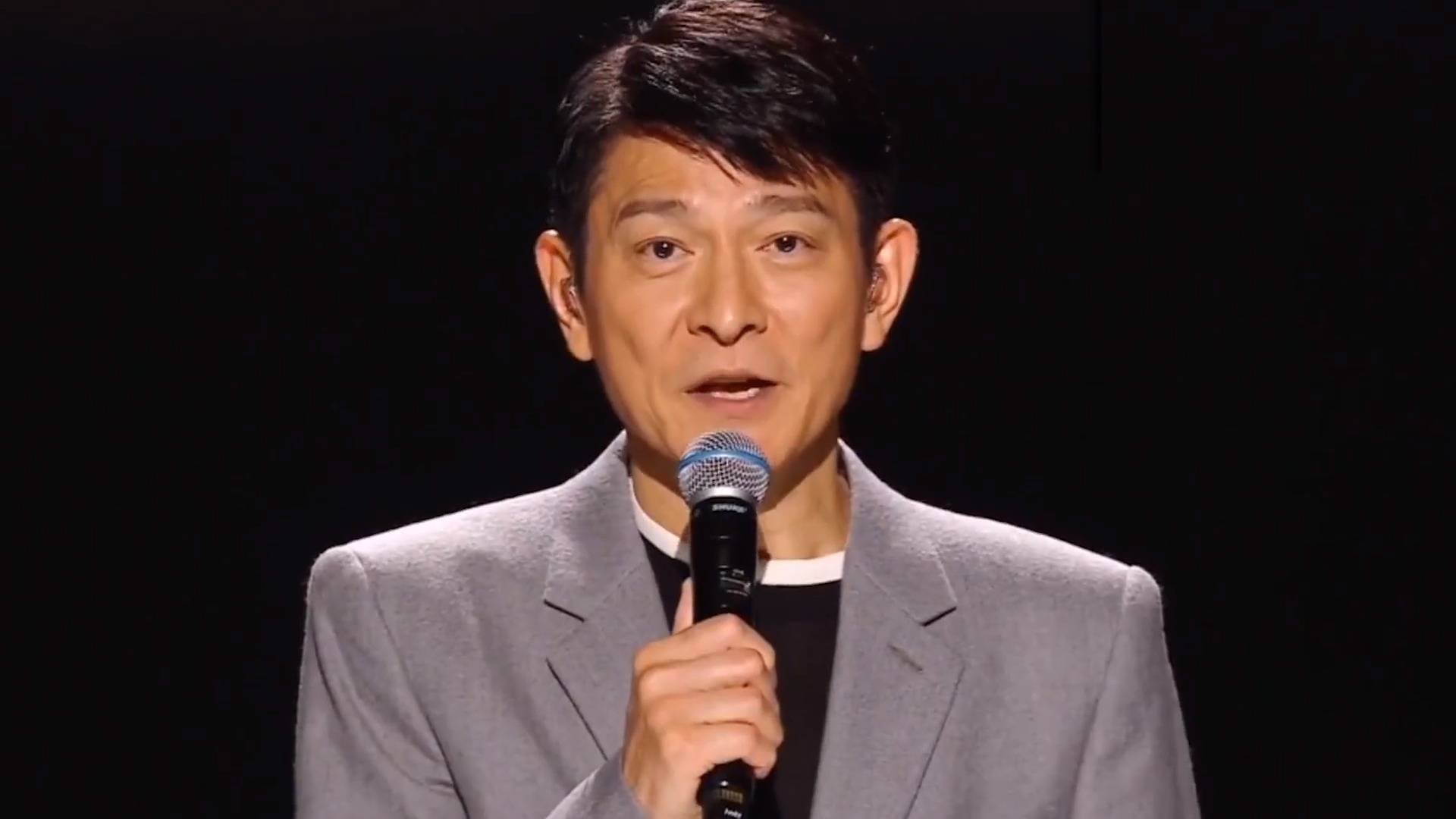 刘德华演唱会惊险跌倒，舞台黑洞突现，天王临危不乱显专业素养-刘德华演唱会现场版