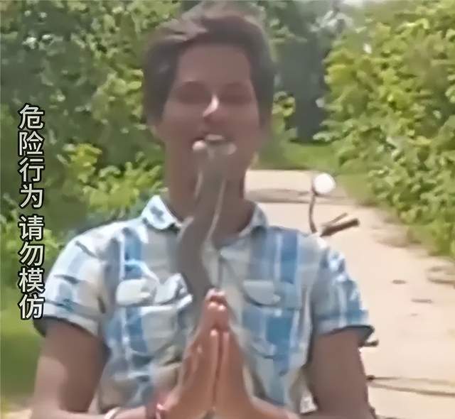 奇葩!印度男子为博流量将眼镜蛇头塞入口中,被咬身亡,画面曝光