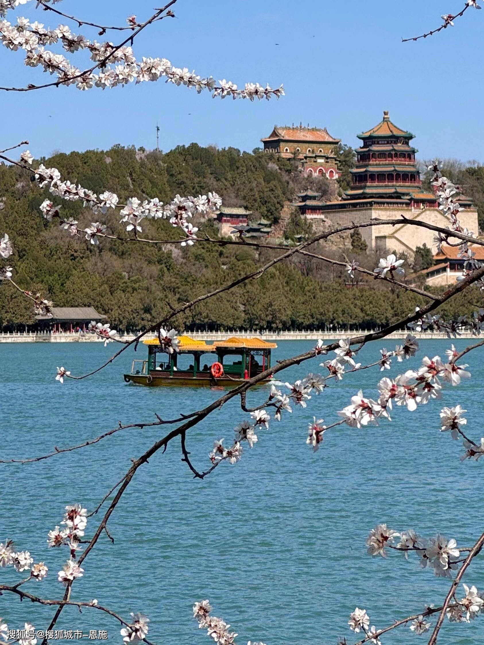 北京的景点比较分散且很远,交通复杂且很堵车,自己去,不仅要做攻略