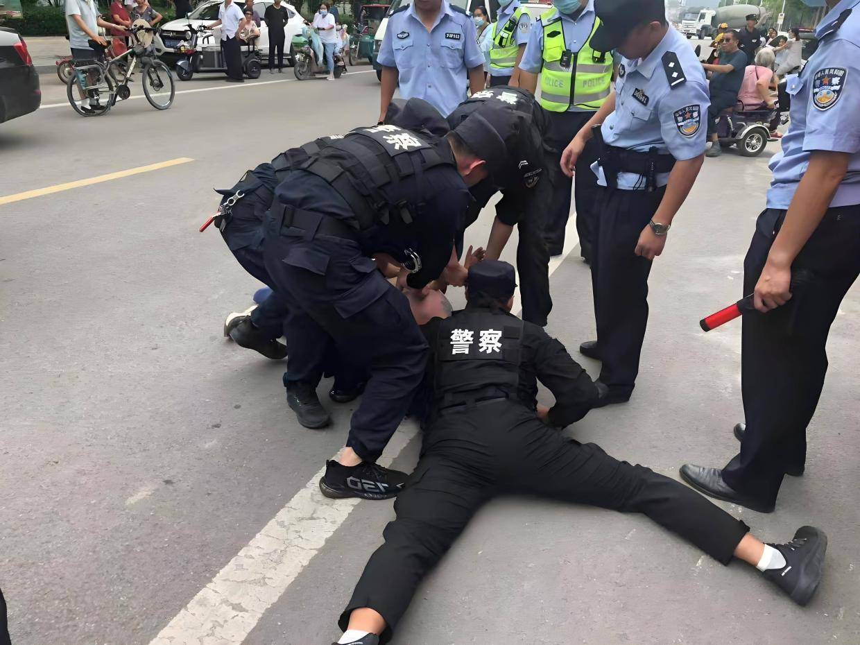 浙江诸暨一男子酒后袭击辅警,致使辅警头部受伤,倒地抽搐