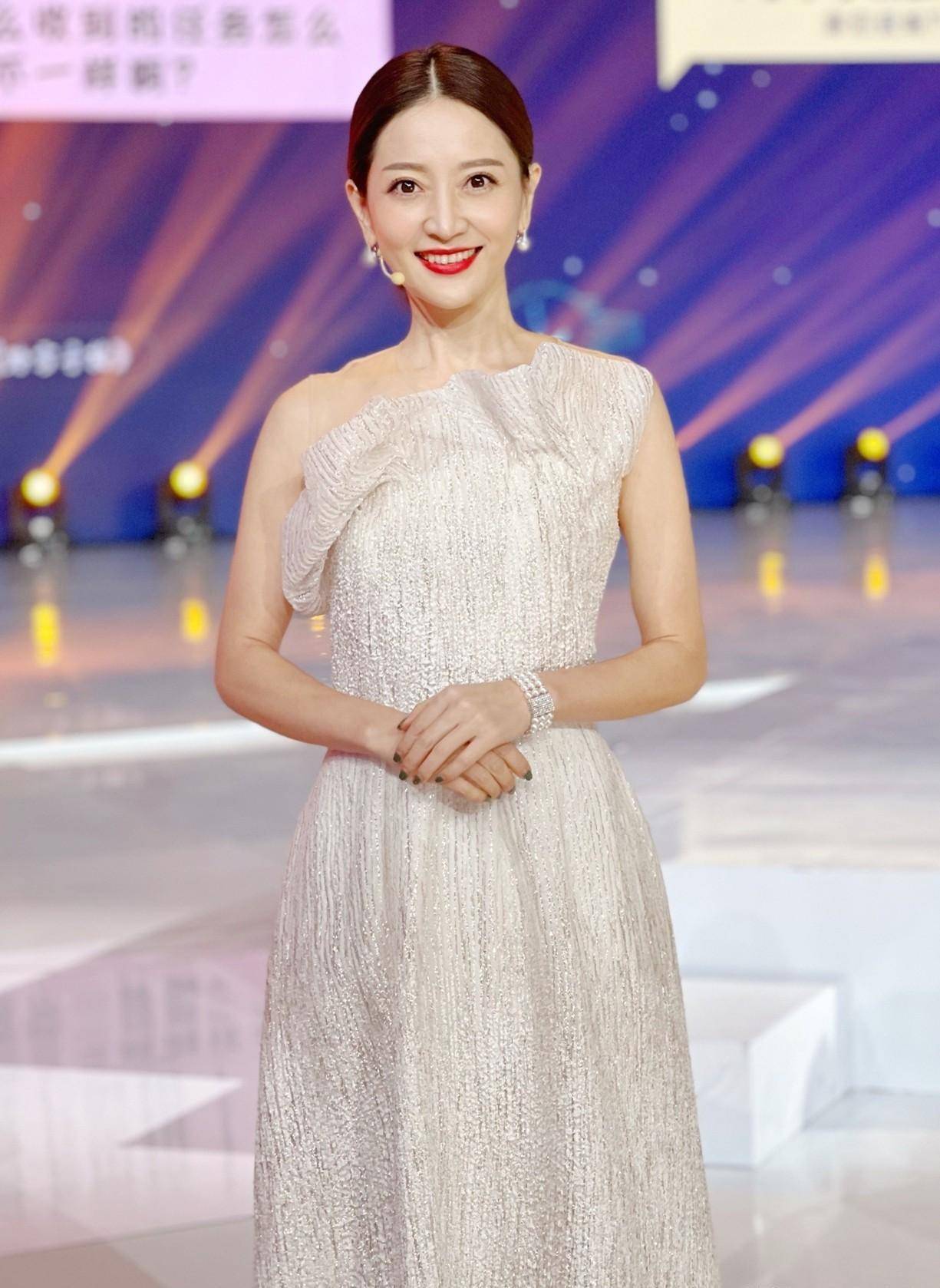 央视女神级主持人谢颖颖,颜值不输李思思,40岁生女,今成财经一姐