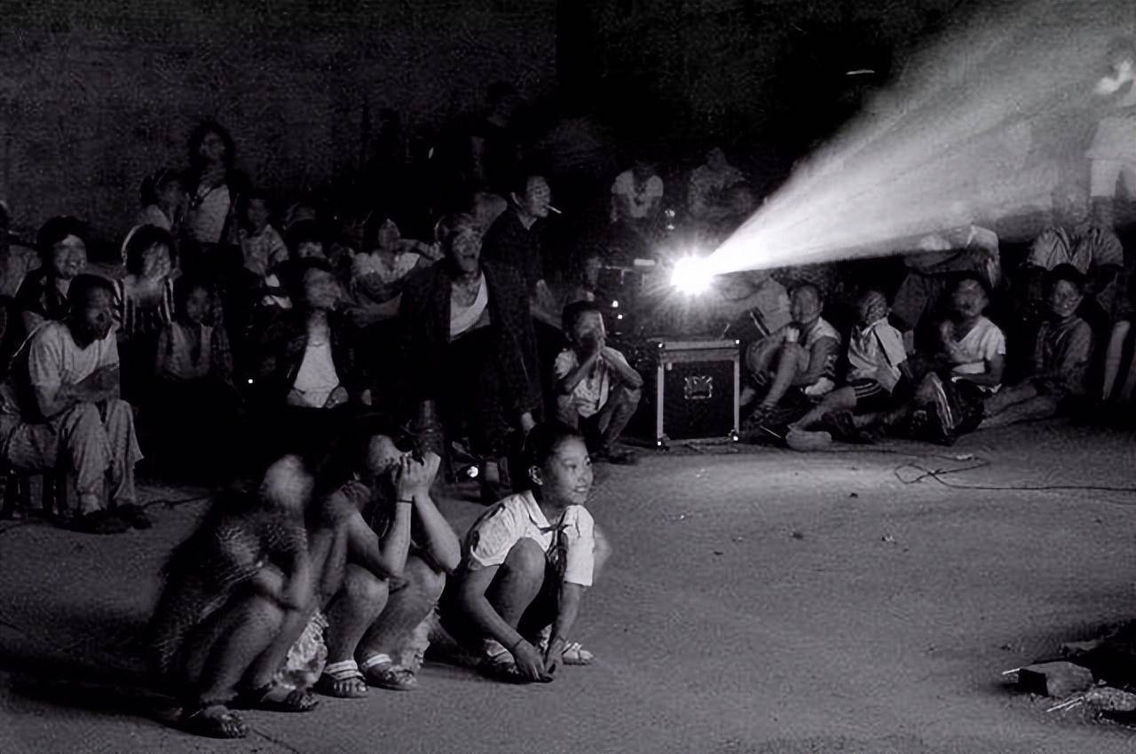 人们_煤油灯_夜晚