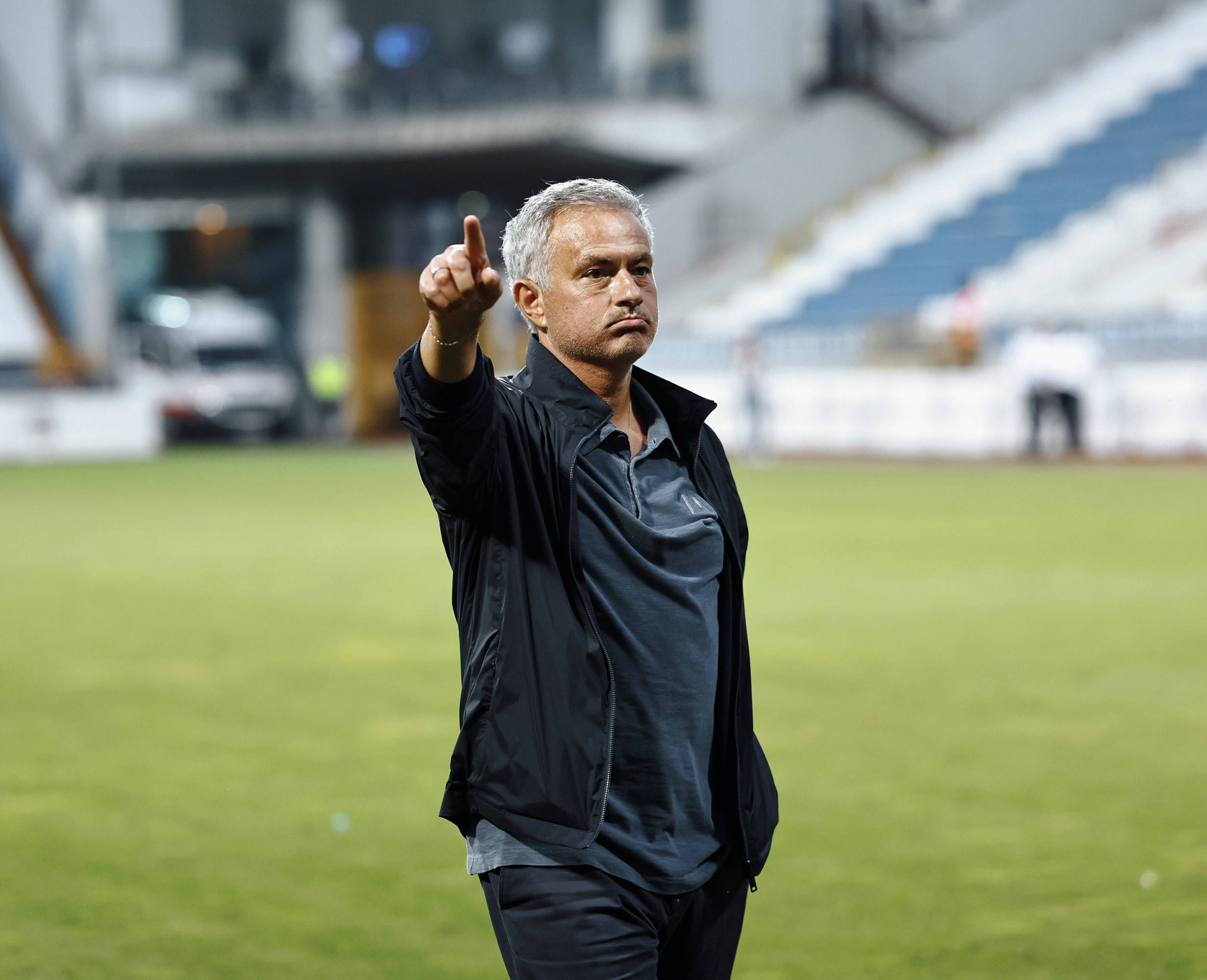 穆帅的费内巴切2:0轻取老6,土超老5瑟瑟发抖,争冠形势仍迷离