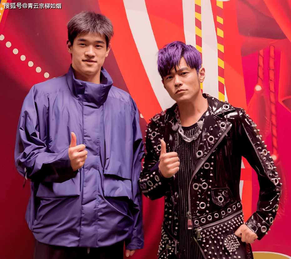 奥运冠军潘展乐晒与周杰伦合照,自称是周董歌迷,两人身高差呆萌