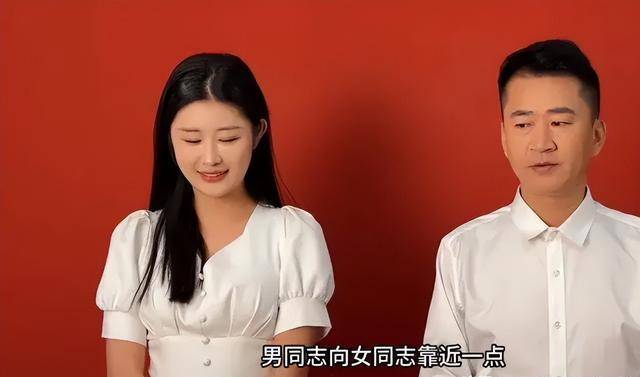 40岁演员李嘉明与22岁女友官宣结婚,合照曝光,甜蜜有爱!