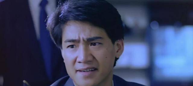 知名港星尹扬明开豪车参加活动!66岁白发苍苍,热天穿皮衣成焦点