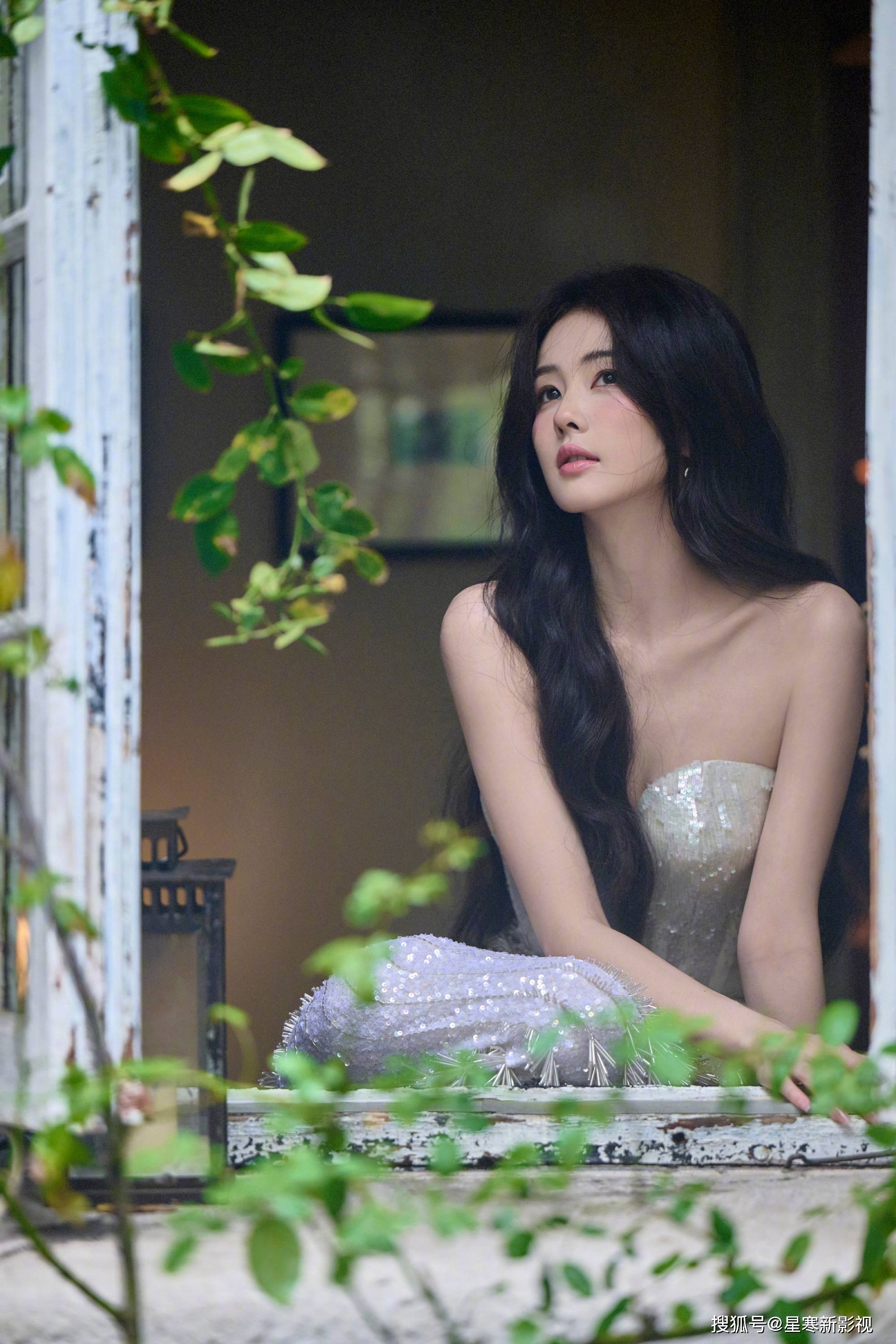 白鹿又美上热搜身着抹胸流苏裙很仙比颜值更出圈的是她的事业
