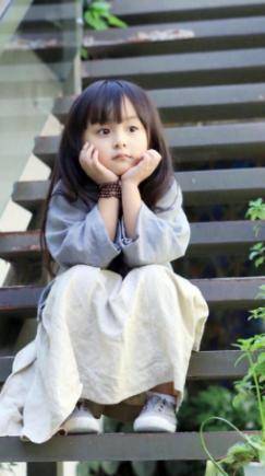 年仅2岁的刘楚恬就被父母安排参加《明星宝贝》节目,虽然刘楚恬是第一