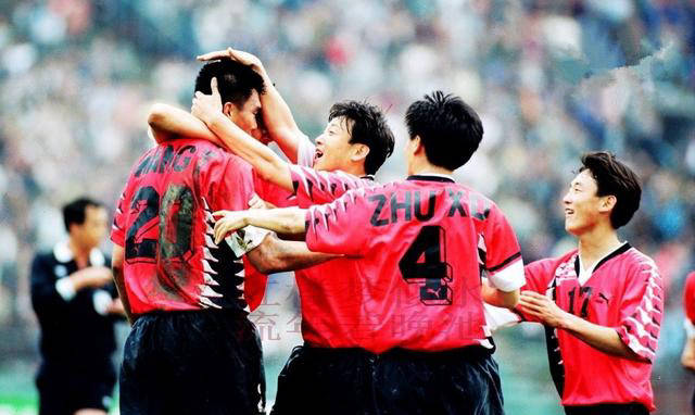 大连足球纪实:1995年小王涛罚失点球,孙卫闪电破门,大连万达战平延边