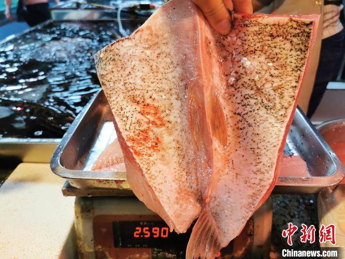 南海伏季休渔期间广东台山淡水鱼争"鲜"上桌