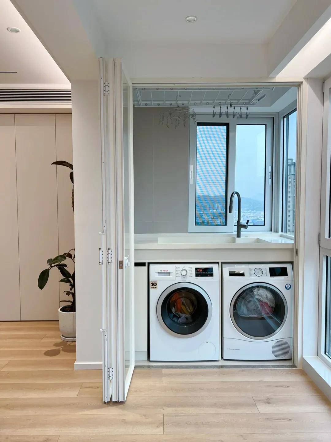 阳台打造功能区,衣服晾晒问题如何解决?