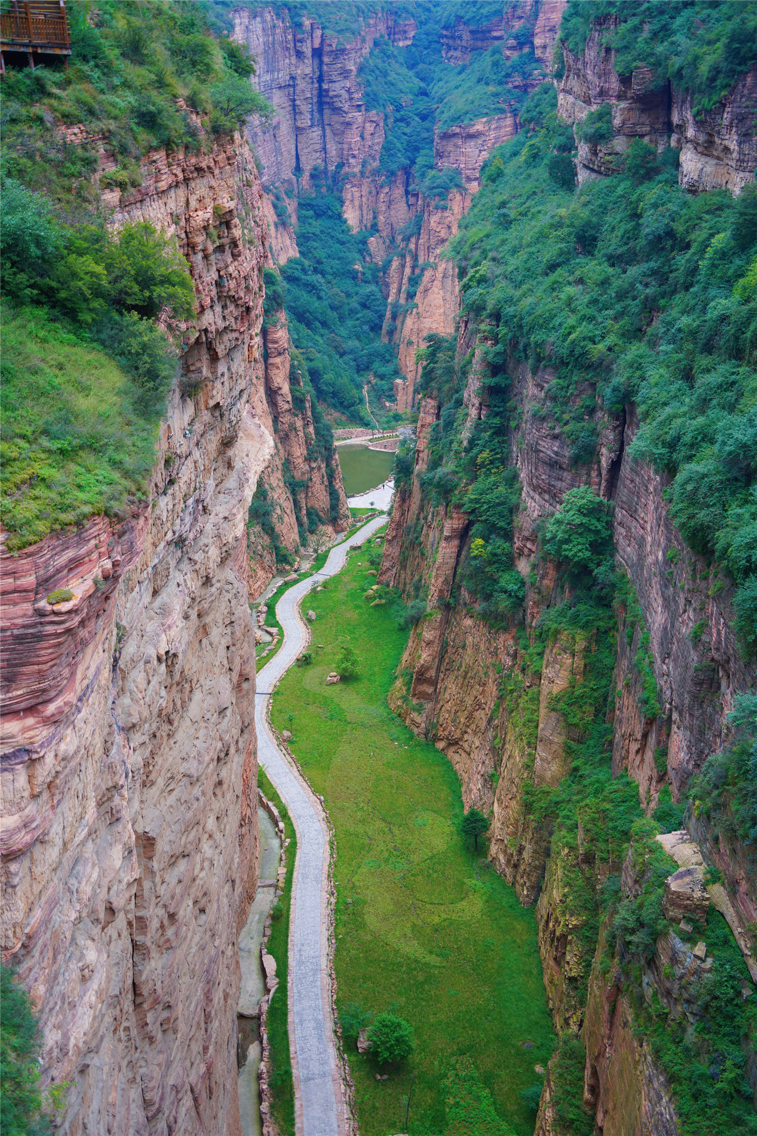 巉岩峭壁图片