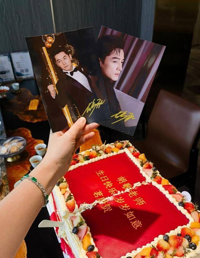 朋友晒胡歌庆生照,好帅好温柔,那方形蛋糕太抢眼了_网友_生日_照片